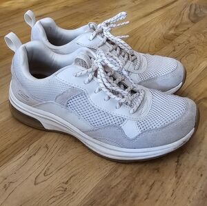 Perfect Fall Nude Sneaker